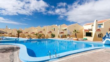 Piscine extérieure, piscine chauffée, chaises longues