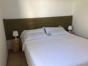 4 habitaciones, tabla de planchar con plancha, internet y ropa de cama