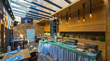 Daily continental breakfast (EUR 6 per person)