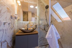 Douche, articles de toilette gratuits, sèche-cheveux