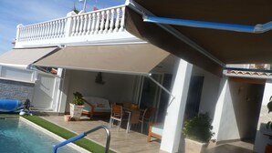 A covered outdoor area with a pool, a dining table, and chairs. - Villa private pool sea view 5 min walk, air conditioning, handicapped access 1 to 7P+2optional  (San Juan de los Terreros)
