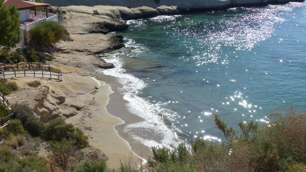 A coastal view with a sandy beach, rocky cliffs, and a house with a balcony overlooking the sea. - Villa private pool sea view 5 min walk, air conditioning, handicapped access 1 to 7P+2optional  (San Juan de los Terreros)