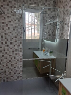 Bathtub, hair dryer, towels - Villa private pool sea view 5 min walk, air conditioning, handicapped access 1 to 7P+2optional  (San Juan de los Terreros)
