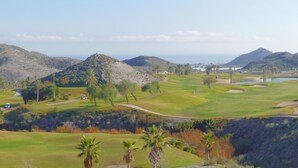 A golf course with a clear path, palm trees, and distant mountains. - Villa private pool sea view 5 min walk, air conditioning, handicapped access 1 to 7P+2optional  (San Juan de los Terreros)
