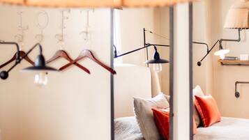 Quarto com cama, janela e luminária pendente.