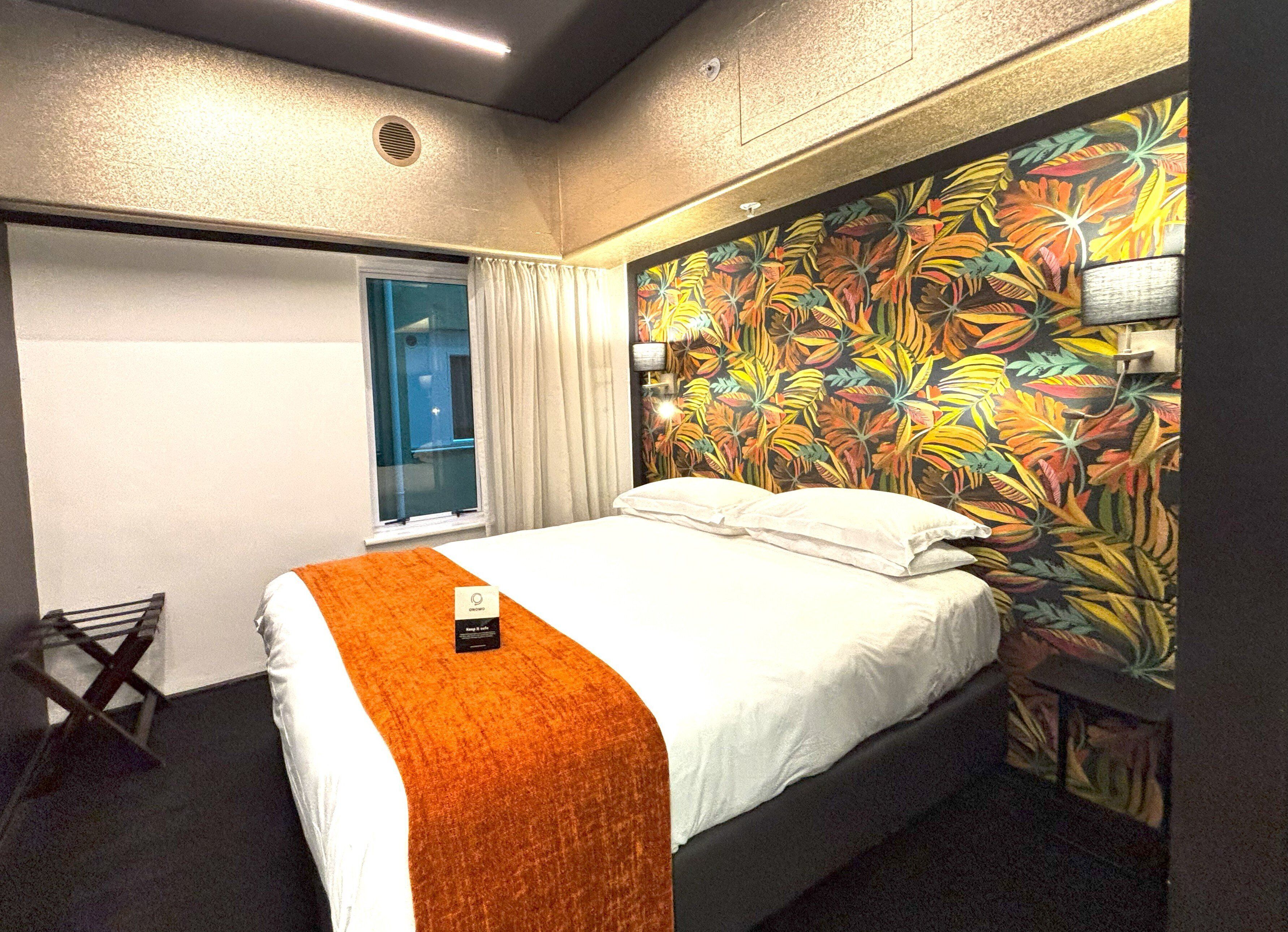 standard room (queen) | in-room safe, desk, laptop workspace, soundproofing