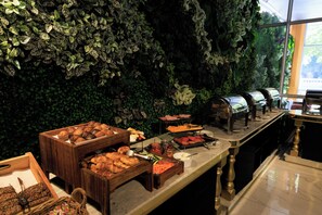 Daily buffet breakfast for a fee - ONOMO Hotel Cape Town Foreshore (Cape Town)