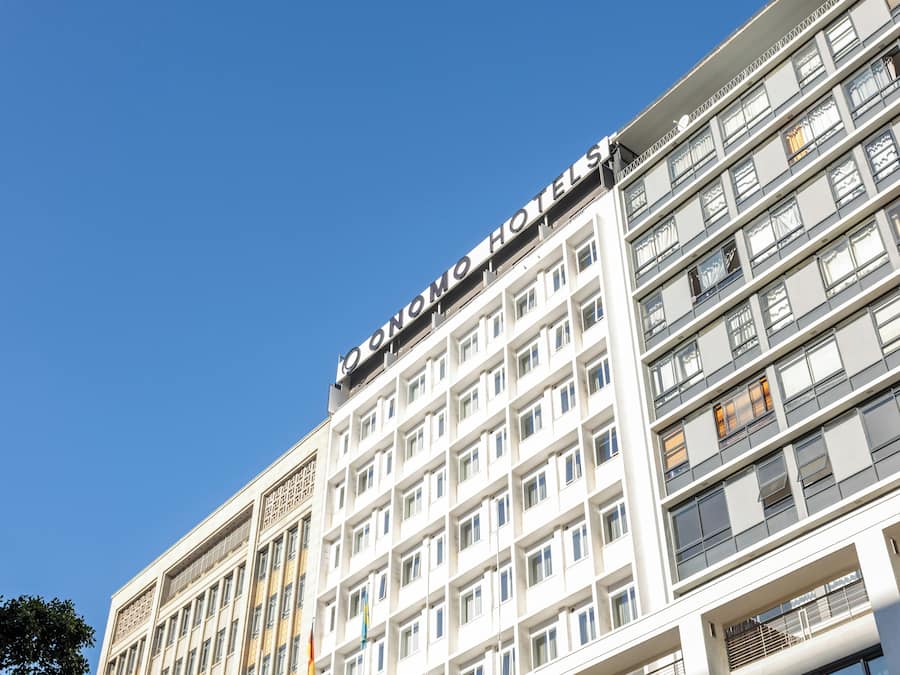 Un edificio de hotel de varios pisos con un letrero llamativo que dice 'HOTEL'.