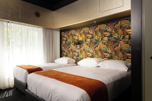 In-room safe, desk, laptop workspace, soundproofing - ONOMO Hotel Cape Town Foreshore (Cape Town)