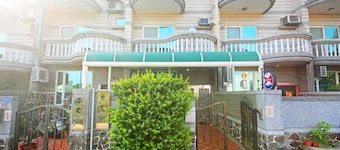 โกลเด้น เยียร์ บีแอนด์บี