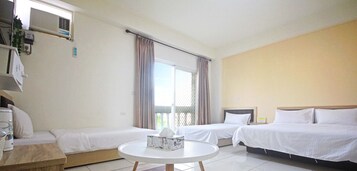 Escritorio, cortinas blackout y camas plegables/adicionales 