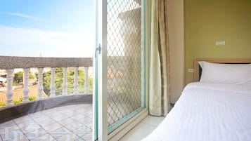 Basic Quadruple Room | Desk, blackout curtains, rollaway beds, free WiFi