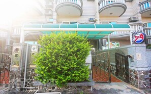 Property entrance - Golden Year B&B (Jinning)