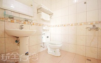 Ducha, artículos de tocador gratuitos, secador de pelo, pantuflas