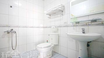 Family Quadruple Room | Bathroom | Shower, free toiletries, hair dryer, slippers