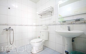 Family Quadruple Room | Bathroom | Shower, free toiletries, hair dryer, slippers - Golden Year B&B (Jinning)