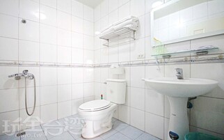 Family Quadruple Room | Bathroom | Shower, free toiletries, hair dryer, slippers