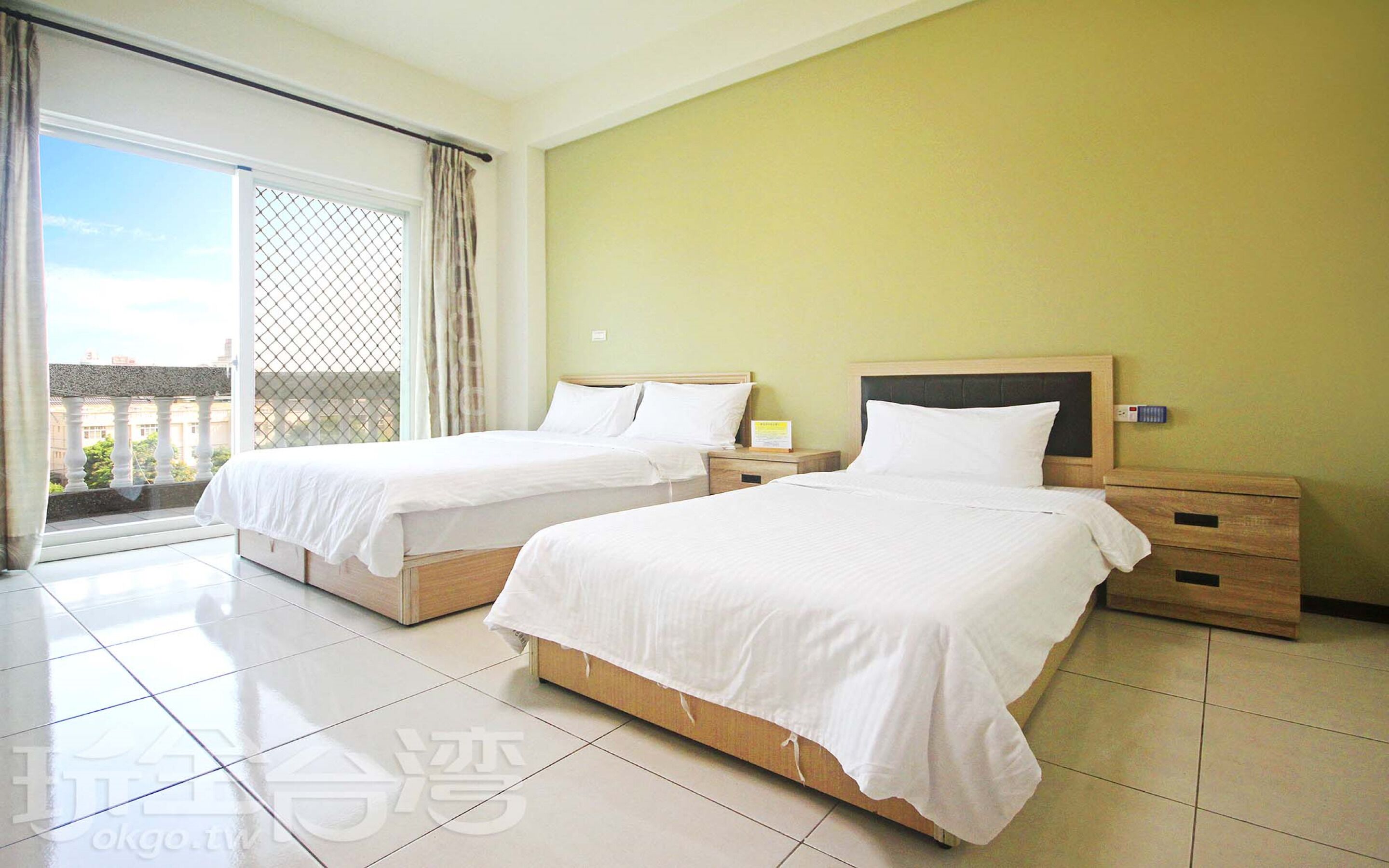 Escritorio, cortinas blackout y camas plegables/adicionales 