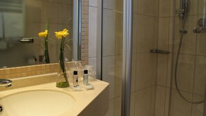 A bathroom with a sink, mirror, and shower. - BSW Inselhotel Rote Erde Borkum (Borkum)