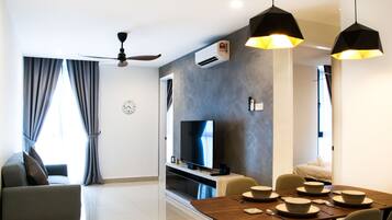 Apartamento Deluxe, 2 habitaciones | Zona de estar | Una televisión de pantalla plana