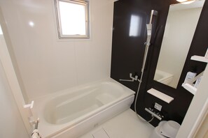 Apartamento standard, 2 quartos, vista para o oceano | Banheiro | Banheira e chuveiro separados, banheira de imersão