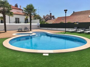 Seasonal outdoor pool, open 8:00 AM to 8:00 PM, pool umbrellas - O Paço - Exclusive Accommodation (Tomar)