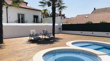 Sæsonbestemt udendørs pool, åben fra kl. 08.00 til kl. 20.00, parasoller