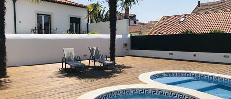 Außenpool (je nach Saison geöffnet), Sonnenschirme, Liegestühle