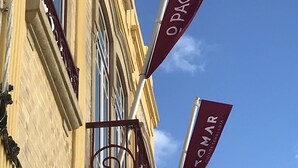 A building with two flags reading "O. PACO" and "O. MAR". - O Paço - Exclusive Accommodation (Tomar)