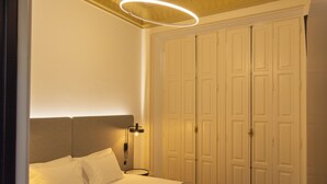 A bedroom with a bed, bedside table, and a wardrobe. - O Paço - Exclusive Accommodation (Tomar)