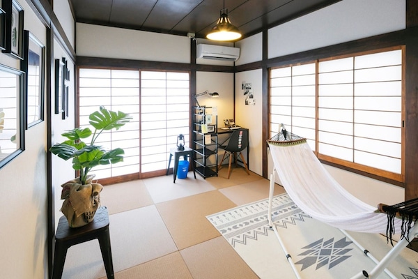 3 habitaciones, escritorio, tabla de planchar con plancha y wifi gratis