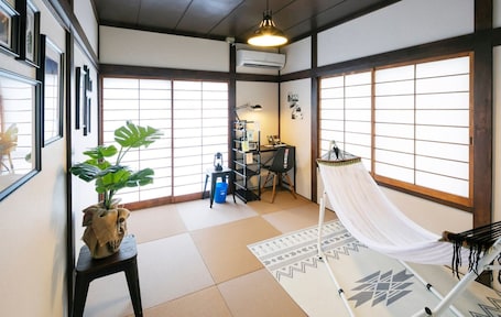 3 habitaciones, escritorio, tabla de planchar con plancha y wifi gratis