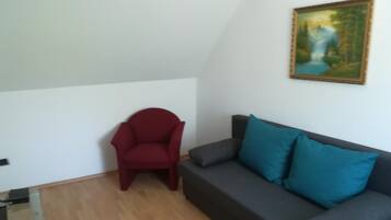 Appartement (1 OG) | Woonruimte | Flatscreentelevisie