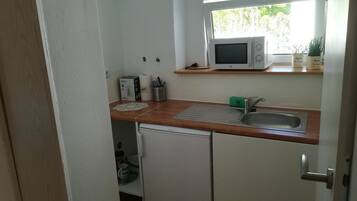 Apartment (EG) | Private kitchen | Fridge, microwave, stovetop, coffee/tea maker