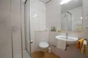 Shower, free toiletries, hair dryer, towels - Hotel-Restaurant Gasthof Adler (Neuenburg am Rhein)