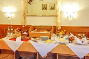 Free daily buffet breakfast  - Hotel-Restaurant Gasthof Adler (Neuenburg am Rhein)