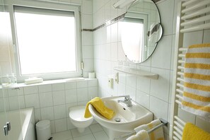 Shower, free toiletries, hair dryer, towels - Hotel-Restaurant Gasthof Adler (Neuenburg am Rhein)