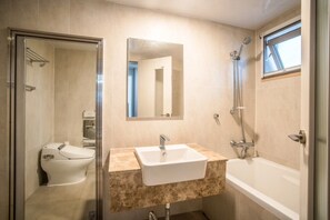 Room (Prestige) | Bilik Mandi | Kelengkapan dandanan diri percuma, pengering rambut, tuala disediakan 