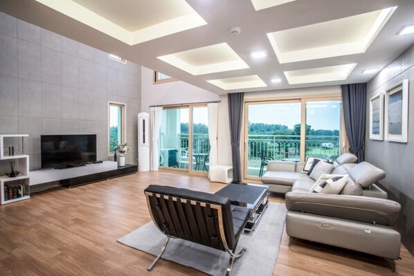 Room (Prestige) | Living area