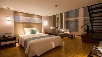 Family Room | 1 bedroom, desk, blackout drapes, rollaway beds