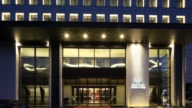 A modern hotel entrance with a glass facade, a central column, and a welcoming entrance area. - Ningxia Dejilinka Hotel (Yinchuan)