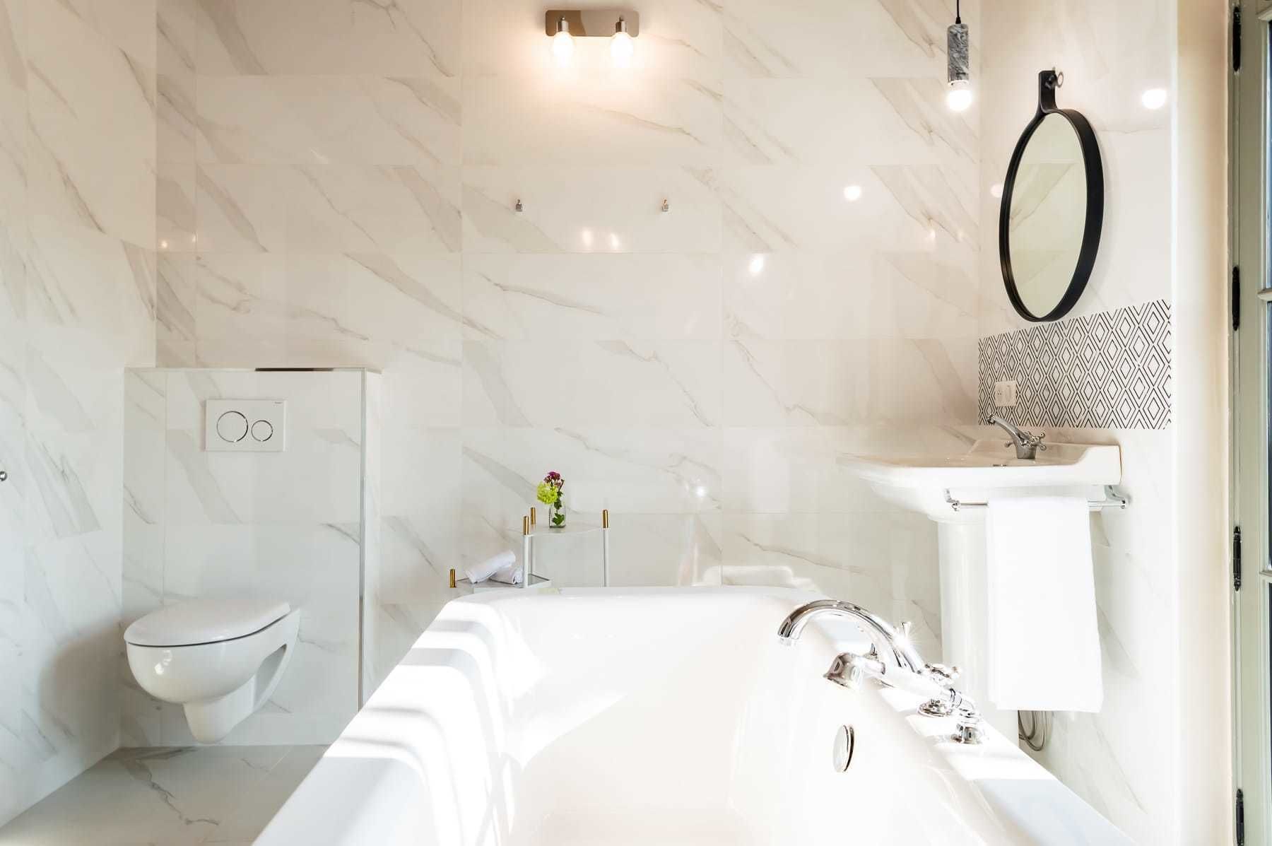 signature suite | bathroom | free toiletries, hair dryer, towels