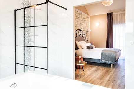 Suíte com design assinado | 1 quarto, roupas de cama premium, cofres nos quartos. Hotel des Iris