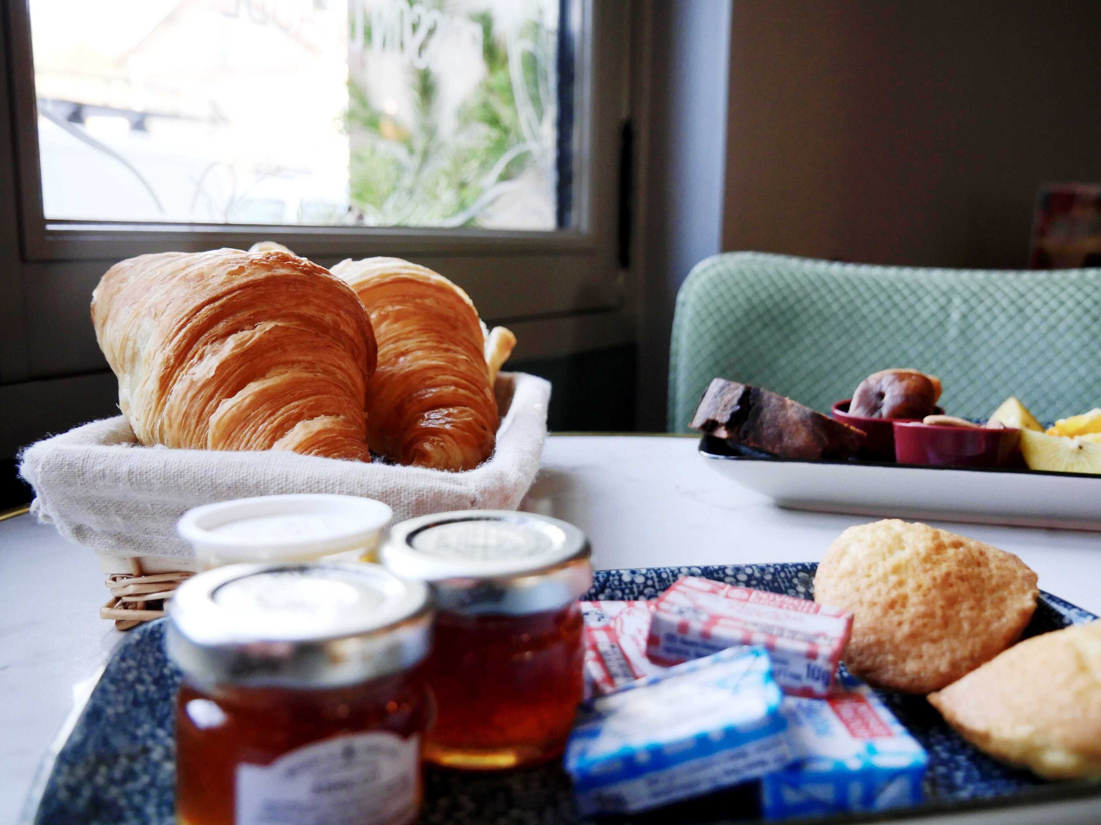 daily continental breakfast (eur 16 per person)