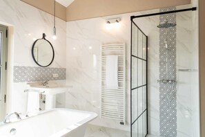 特色套房 | 浴室 | 免費盥洗用品、吹風機、毛巾