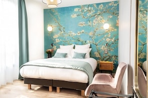 Premium Room | 1 bedroom, premium bedding, in-room safe, individually decorated - Hotel des Iris (Auvers-sur-Oise)