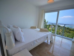 Panoramic-Villa, 3 Schlafzimmer, Terrasse | 3 Schlafzimmer, Bügeleisen/Bügelbrett, Bettwäsche