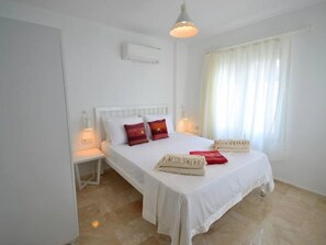 Villa panorámica, 3 habitaciones, Terraza | 3 habitaciones, tabla de planchar con plancha y ropa de cama