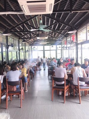 Spécialités Cuisine locale et internationale