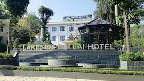 The Lakeside Dali Hotel entrance with steps leading up to the building, surrounded by greenery. - Lakeside Dailai Hotel (Xuan Hoa)